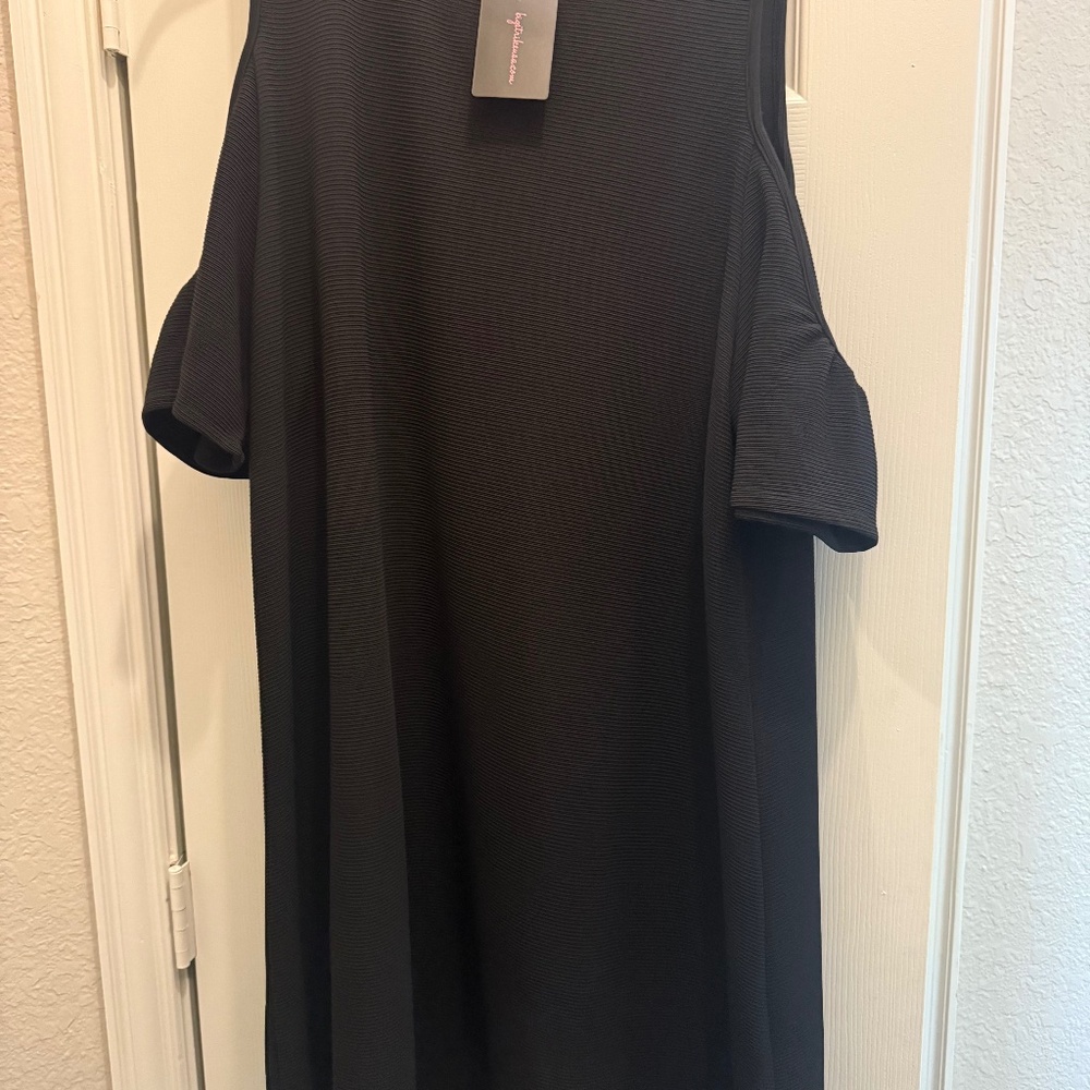 Cold shoulder black dress 2x flowy